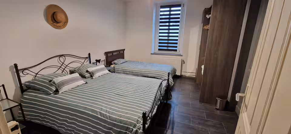 Le coin nuit de Dolce Vitta, lits en fer forgé et parquet foncé