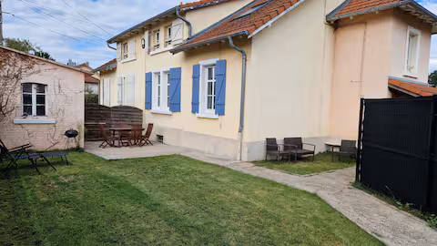 La façade de Dolce Vitta à Amnéville, ses volets bleus et son jardin clos